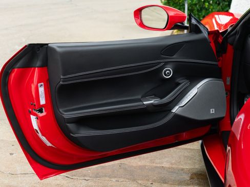 Used 2019 Ferrari Portofino image 39