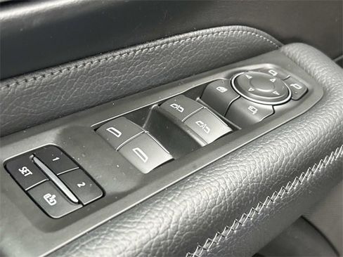 Used 2022 GMC Yukon XL Denali w/ Advanced Technology Package image 18