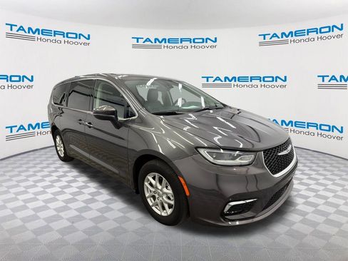 Used 2023 Chrysler Pacifica Touring-L FWD image 7