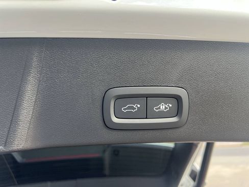 Used 2023 Volvo XC40 B4 Ultimate FWD image 17