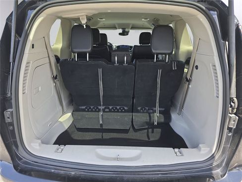 Used 2024 Chrysler Pacifica Limited FWD image 35