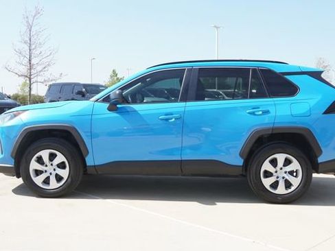 Used 2019 Toyota RAV4 LE FWD image 6