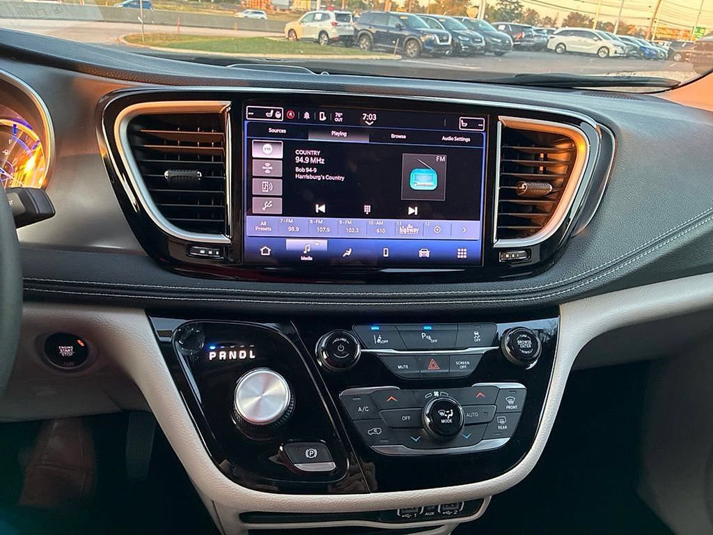 Used 2023 Chrysler Pacifica Touring-L FWD image 31