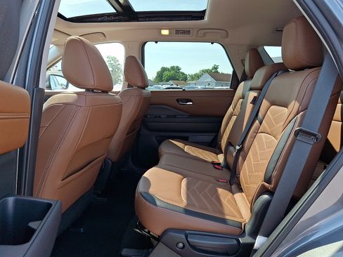 Certified 2025 Nissan Pathfinder Platinum w/ Cargo Package AWD/4WD image 10