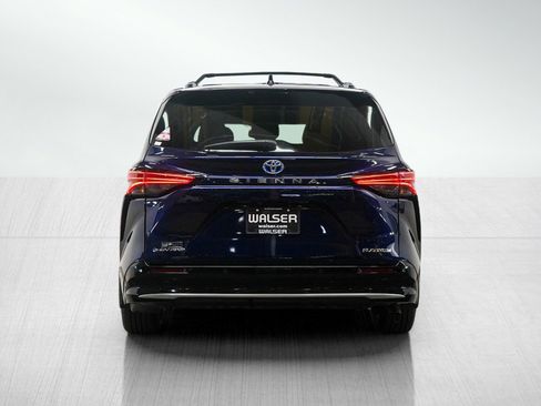 Used 2025 Toyota Sienna Platinum image 4