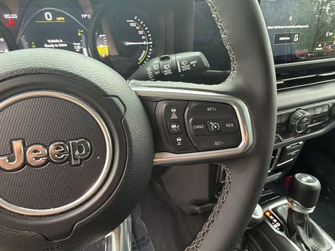 Used 2025 Jeep Wrangler Unlimited Sahara AWD/4WD image 28