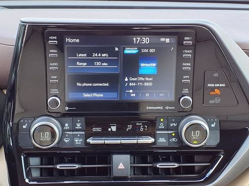 Used 2022 Toyota Highlander XLE FWD image 23