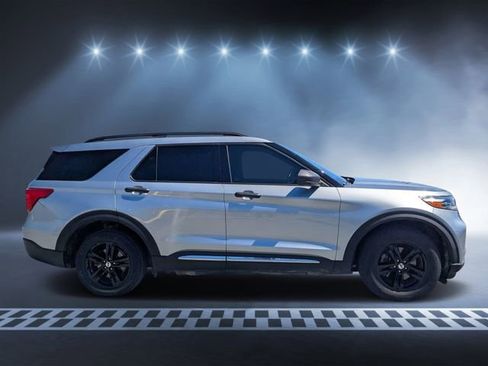 Used 2020 Ford Explorer XLT image 2