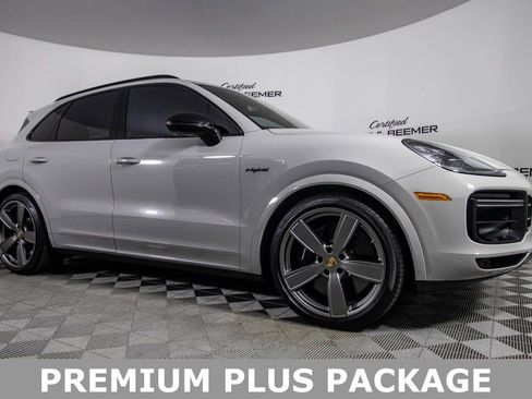 Used 2022 Porsche Cayenne Turbo S image 3