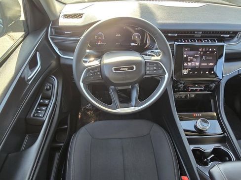 Used 2023 Jeep Grand Cherokee Laredo X image 5