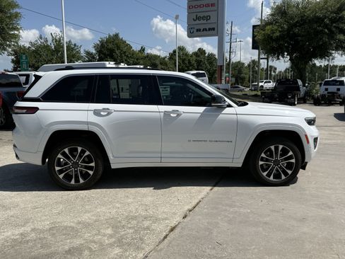 Used 2022 Jeep Grand Cherokee Overland AWD/4WD image 3