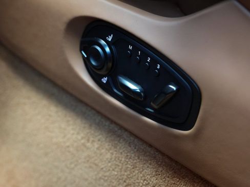 Used 2024 Aston Martin DB12 Convertible image 33