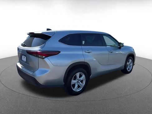 Used 2025 Toyota Highlander LE FWD image 13