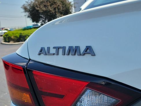 Used 2025 Nissan Altima 2.5 SV FWD image 6