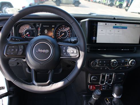 Used 2026 Jeep Gladiator Rubicon w/ Technology Group AWD/4WD image 8