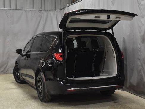 Certified 2024 Chrysler Pacifica Touring-L image 36