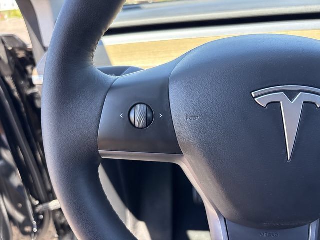 Used 2022 Tesla Model Y Long Range AWD/4WD image 28