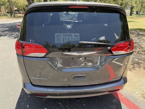 Used 2017 Chrysler Pacifica Touring FWD image 4