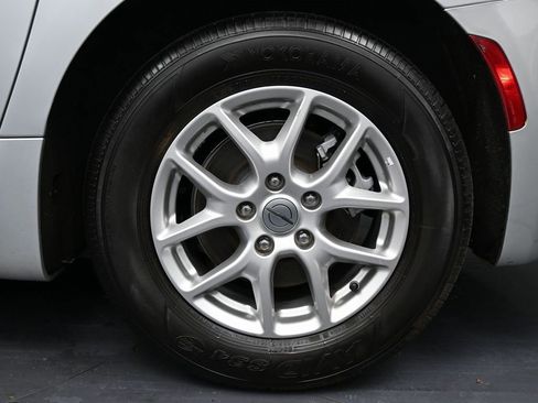 Used 2024 Chrysler Pacifica Touring-L image 12