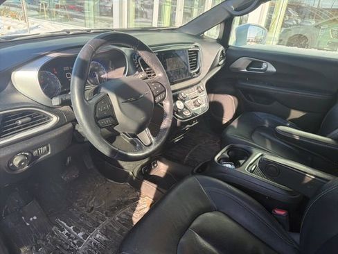 Used 2020 Chrysler Pacifica Touring-L Plus image 15