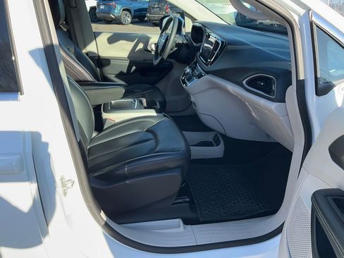 Used 2023 Chrysler Pacifica Touring-L image 23