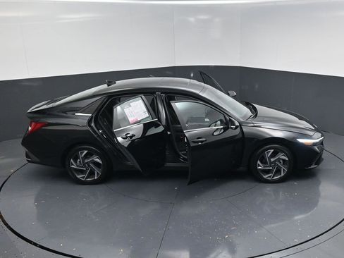 Used 2025 Hyundai Elantra SEL image 24