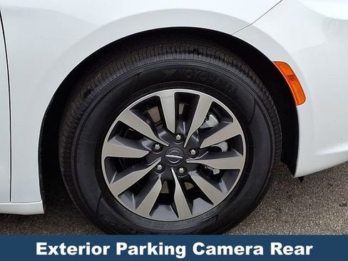 Used 2024 Chrysler Pacifica Limited FWD image 10