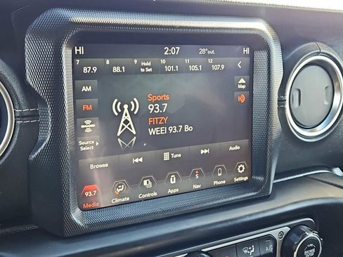 Used 2022 Jeep Wrangler Unlimited Sahara AWD/4WD image 26