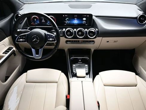 Used 2021 Mercedes-Benz GLA 250 4MATIC w/ Premium Package image 16