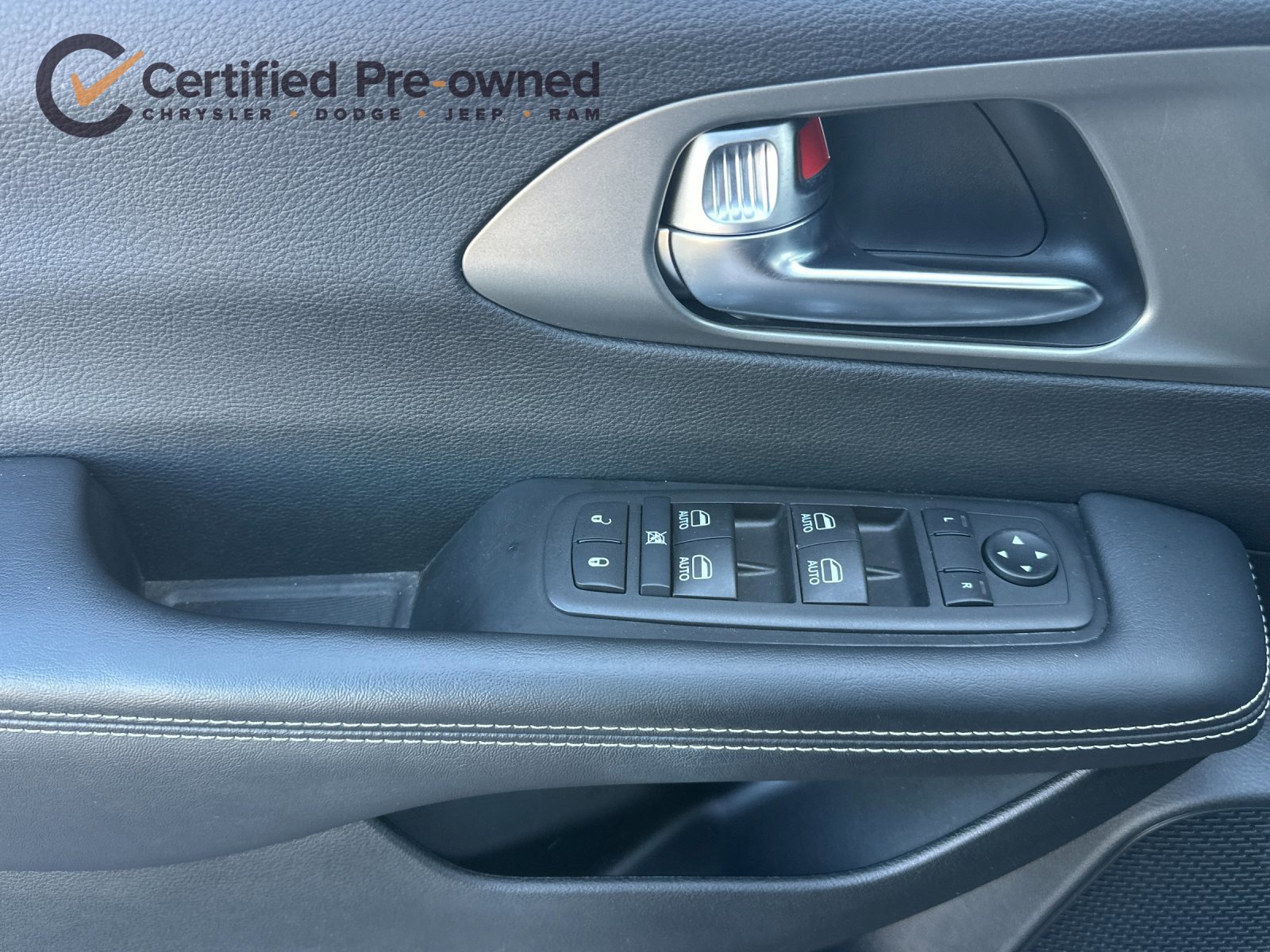 Certified 2025 Chrysler Pacifica Select FWD image 12