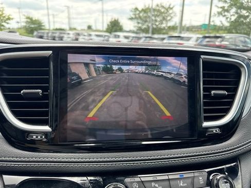 Used 2025 Chrysler Pacifica Limited FWD image 6