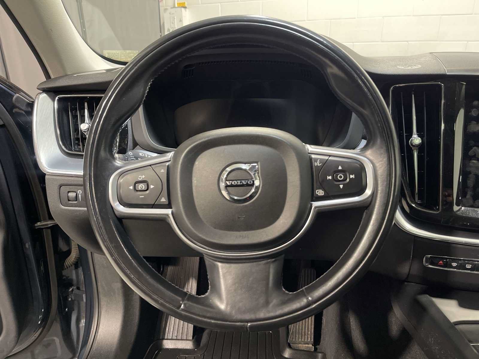 Used 2018 Volvo XC60 T5 Momentum w/ Vision Package AWD/4WD image 15