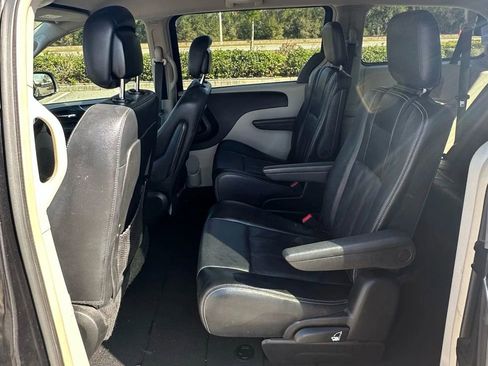 Used 2014 Chrysler Town & Country Touring image 8