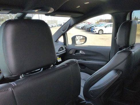 New 2026 Chrysler Pacifica Select AWD/4WD image 26