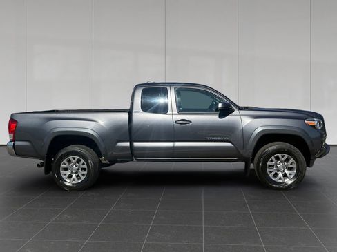 Used 2017 Toyota Tacoma SR5 w/ Tow Package image 6