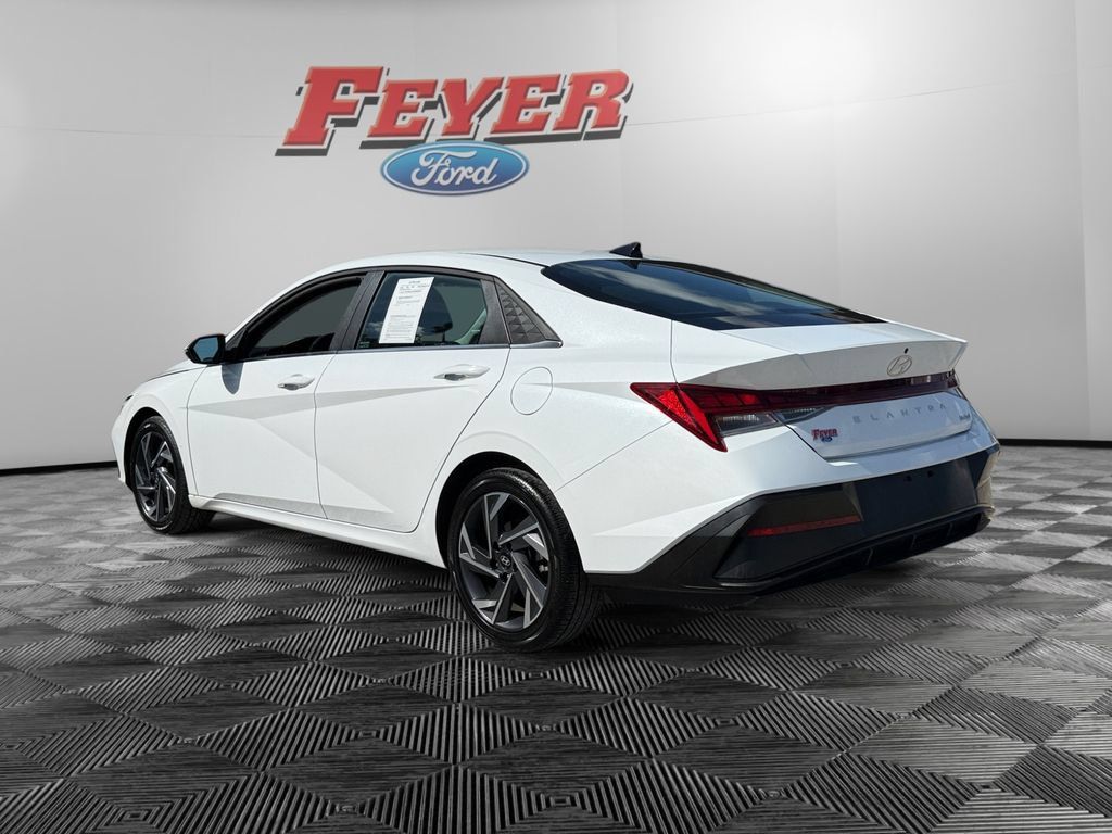Used 2025 Hyundai Elantra Limited FWD image 3