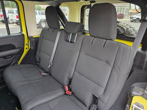 Used 2023 Jeep Wrangler Unlimited Sahara w/ Cold Weather Group AWD/4WD image 17