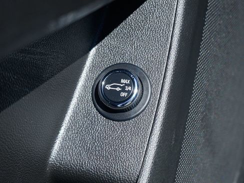 Used 2023 Chevrolet Traverse LT FWD image 18