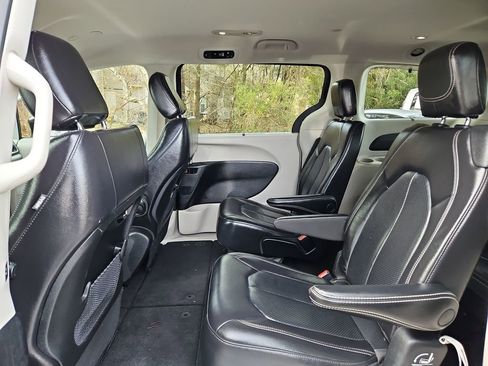 Used 2022 Chrysler Pacifica Touring-L image 26