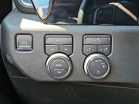 Used 2024 Chevrolet Silverado 1500 LT image 25