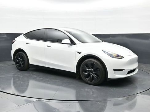 Used 2025 Tesla Model Y Long Range AWD/4WD image 3