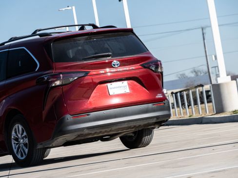 Used 2023 Toyota Sienna XLE image 6