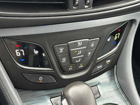 Used 2020 Buick Envision Essence image 19