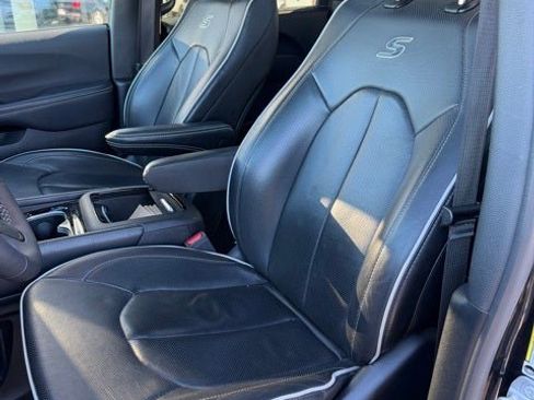 Used 2025 Chrysler Pacifica Limited image 9