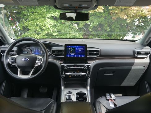 Certified 2024 Ford Explorer Limited AWD/4WD image 9