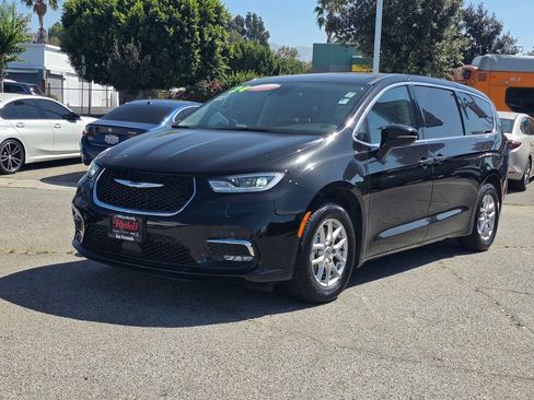 Certified 2024 Chrysler Pacifica Touring-L FWD image 10