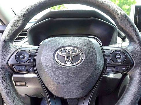 Used 2025 Toyota RAV4 XLE AWD/4WD image 12