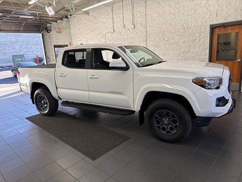 Certified 2017 Toyota Tacoma SR5 image 1
