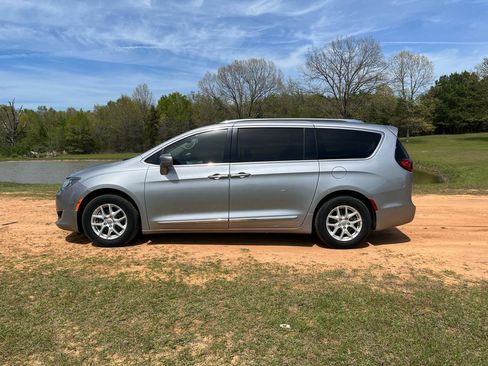Used 2020 Chrysler Pacifica Touring-L image 5
