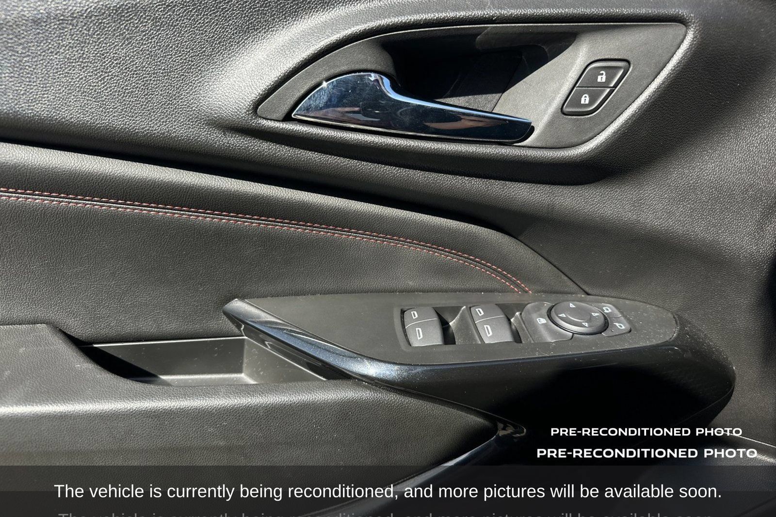 Used 2025 Chevrolet Trax RS w/ Sunroof Package FWD image 13